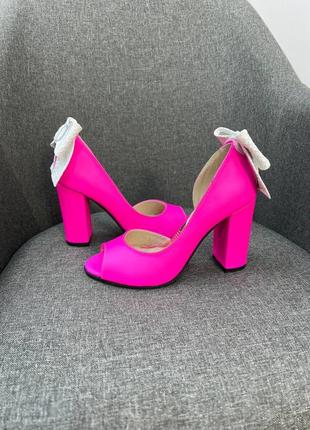 Женские летние туфли с открытым носком из натуральной кожи ярко-розового цвета на высоком каблуке1 фото