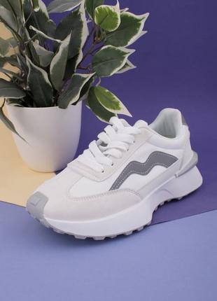 Стильні білі кросівки на платформі товстій підошві модні кроси