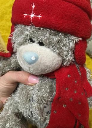 Ведмедик тедді в червоній шапці зимовий великий 22 см tatty teddy оригінал me to you м'яка іграшка2 фото