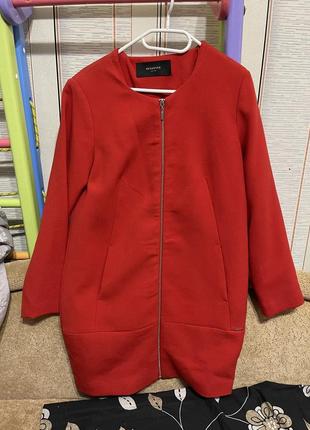 Красное легкое пальто