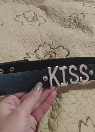 Вінтажний чорний шкіряний ремінь з металевими літерами kiss, екошкіра6 фото