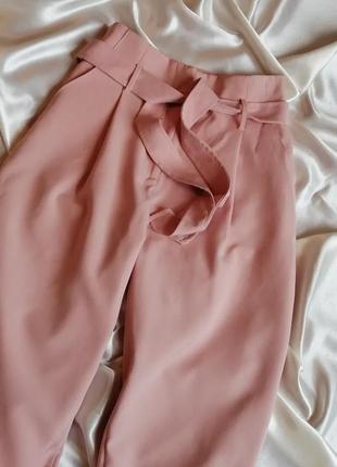 Нежно розовые брюки с завышенной талией