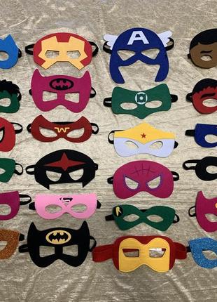 Красиві яскраві фетрові маски супергероїв, маски персонажів герої в масках маски тварин