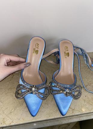 Блакитні туфлі з бантиком з стразами на високому каблуці3 фото