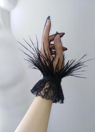 Короткі рукавички з мереживними манжетами і пір'ям