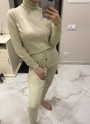 Спортивный костюм бежевого цвета