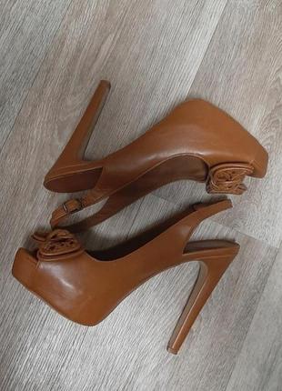 Босоножки на высоком каблуке bershka  / босоножки на шпильке  / коричневые босоножки  / бершка / 39 / туфли  / туфельки / босоножки с бантиком /