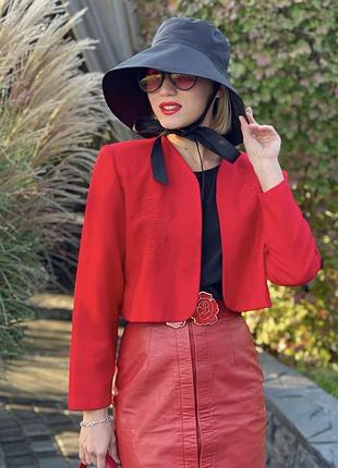 Укорочённый шерстяной жакет красного цвета с вышивкой