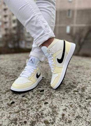 Кросівки nike air jordan 1 mid coconut milk