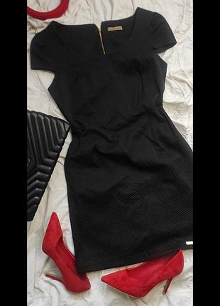Эффектное маленькое черное платье вечернее
