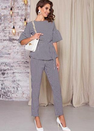 Стильний зручний брючний костюм-двійка з штанів і сорочки в клітку