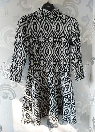 Белое чёрное короткое мини весеннее платье абстракция принт h&m