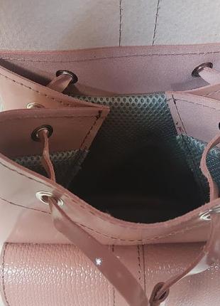 Рюкзак жіночий "вояж" натуральна шкіра, рожевий лак клапан під рептилію4 фото