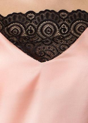 Комфортна нічна сорочка мерехтливої кольору вільного силуету з витонченими вставками з гіпюру.3 фото