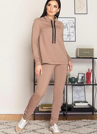 Спортивний костюм бежевого кольору