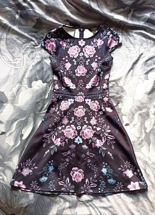 Черное платье в цветочный принт