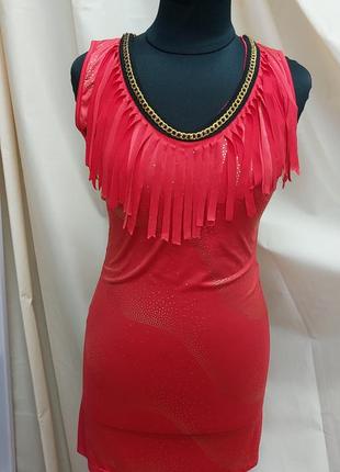 Красное платье с бахромой