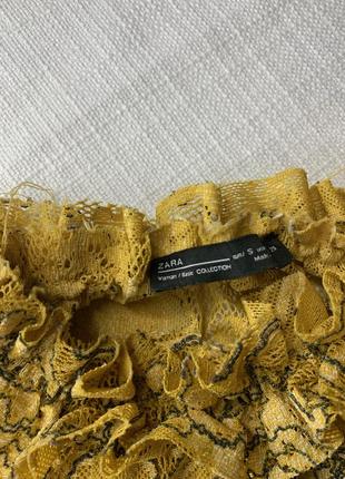 Zara гірчична укорочена блузка з мереживом і рюшами10 фото