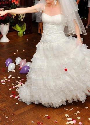 Платье свадебное белое пышное в рюшечки корсет в камни стразы шлейф4 фото