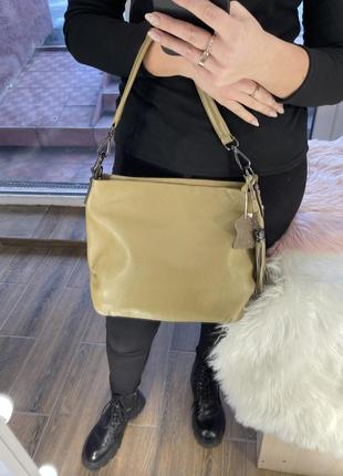 Жіноча шкіряна бежева сумка мішок4 фото
