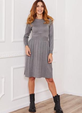 Серое платье с плиссированной юбкой