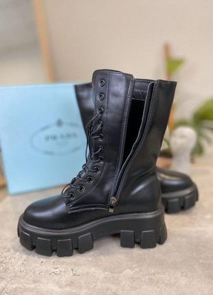Демисезонные черные массивные ботинки prada pouch combat boots black high
с замком на тракторной подошве тренд високі чорні ботінки демісезон5 фото