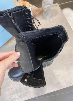 Демисезонные черные массивные ботинки prada pouch combat boots black high
с замком на тракторной подошве тренд високі чорні ботінки демісезон4 фото