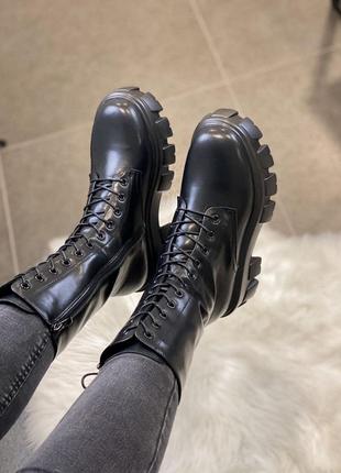 Демісезонні чорні масивні черевики prada pouch combat boots black high із замком на тракторній підошві тренд високі чорні ботінки демісезон