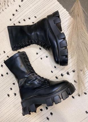 Демисезонные черные массивные ботинки prada pouch combat boots black high
с замком на тракторной подошве тренд високі чорні ботінки демісезон9 фото