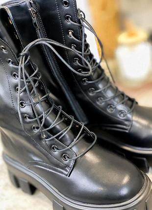 Демисезонные черные массивные ботинки prada pouch combat boots black high
с замком на тракторной подошве тренд високі чорні ботінки демісезон3 фото