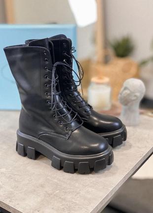 Демісезонні чорні масивні черевики prada pouch combat boots black high із замком на тракторній підошві тренд високі чорні ботінки весна осінь