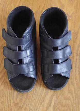 Туфлі-босоніжки шкіряні темно-сині на 38 розмір трохи різні