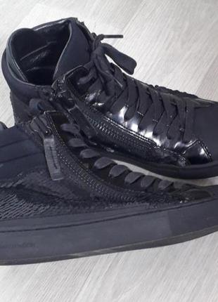 Кросівки,черевики,ботилени.