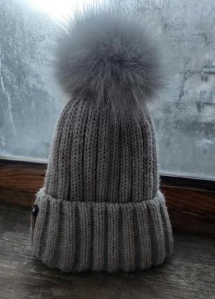 Тёплая зимняя шапка с балабоном вязаная1 фото