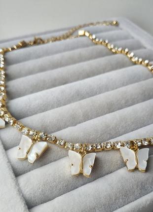 Чокер з камінням і перламутрові метелики