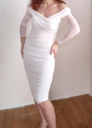 Біле плаття в сітку
