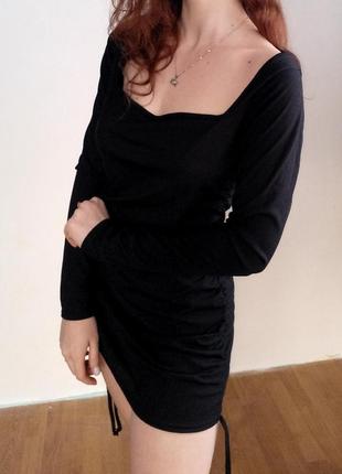 Черное платье мини в рубчик