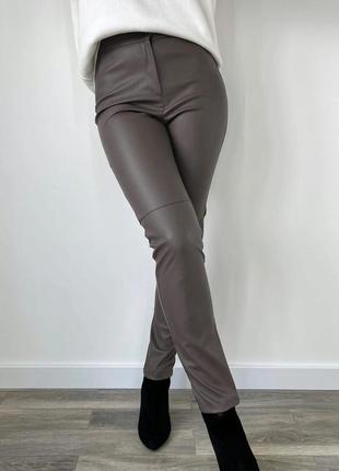 Демисезонные женские кожаные брюки