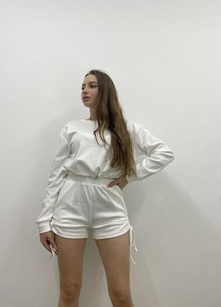 Белый костюм