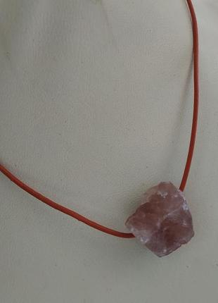 Підвіска з натурального каменю на шкіряній мотузці "полуничний кварц"1 фото