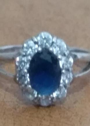 Серебренное кольцо с синим камнем и фионитами.4 фото