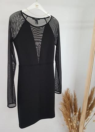 Маленькое чёрное платье с открытой спиной