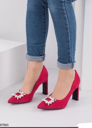 Стильные красные замшевые туфли лодочки на широком устойчивом каблуке с брошью