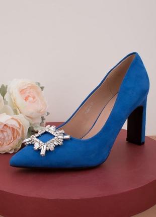 Стильные синие замшевые туфли лодочки на широком устойчивом каблуке с брошью