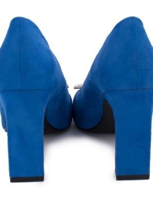 Стильные синие замшевые туфли лодочки на широком устойчивом каблуке с брошью5 фото