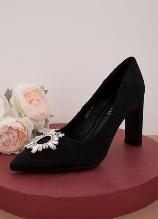 Стильные черные замшевые туфли лодочки на широком устойчивом каблуке с брошью2 фото