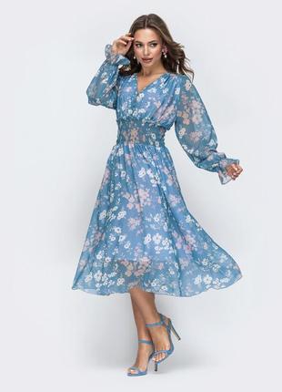 Нежное шифоновое голубое платье миди ниже колен с длинными объемными рукавами