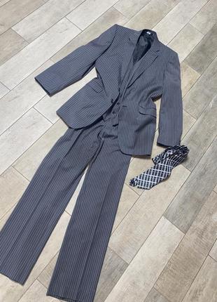 Серый классический костюм-тройка,жилетка,галстук(36)
