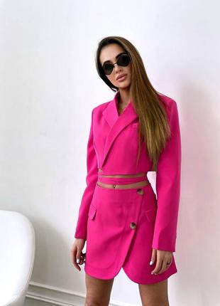 Розовый костюм с укорочённым жакетом тренд 2022