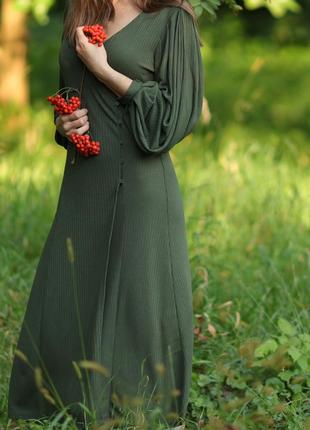 Оливковое зелёное платье макси длинное в рубчик на запах7 фото